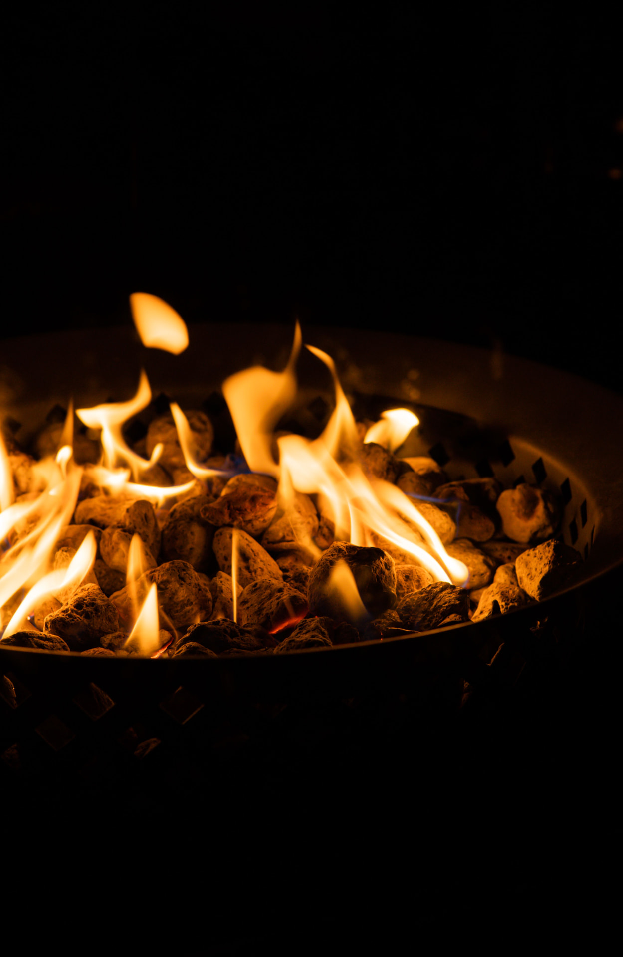 Fire in the fire bowl in the HYGGE garden